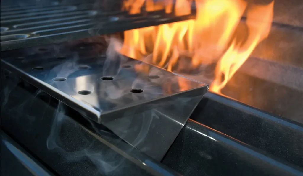 Einbaugrill aus Edelstahl mit Seitenbrenner – elegante Lösung für Outdoorküchen