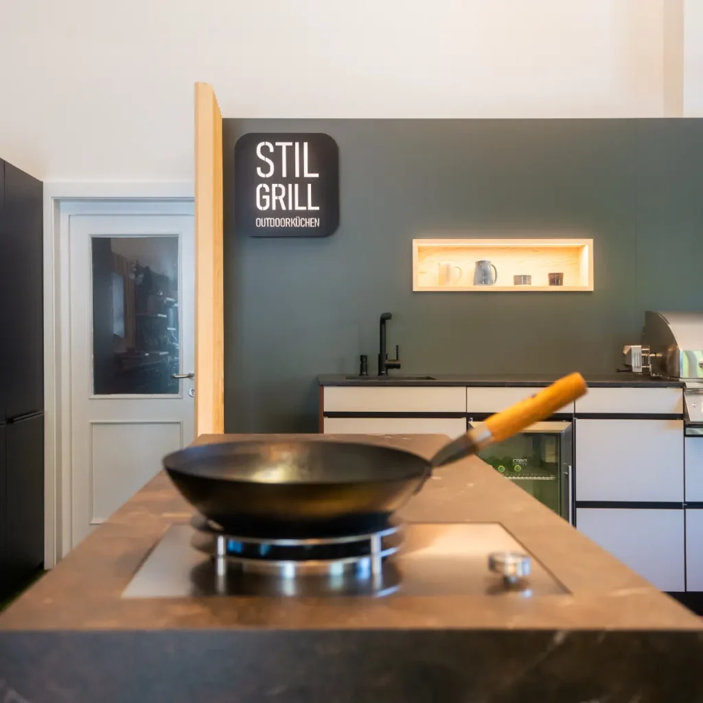 Schauraum mit Pfanne