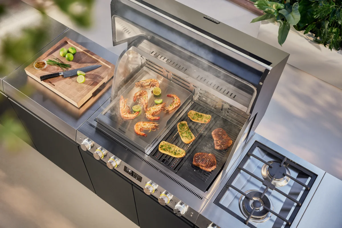 Modulare Grillfläche von Miele Fire Pro / Fire Pro IQ mit Grillrost und Zubehör aus Edelstahl und Gusseisen.