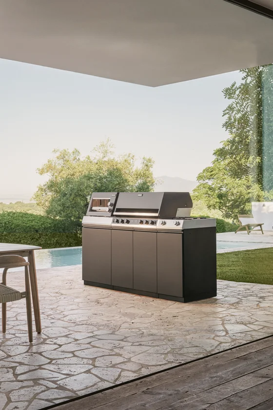 Miele Outdoor-Küche Dreams aus wetterfesten Materialien mit minimalistischem Design für den Outdoor-Bereich.