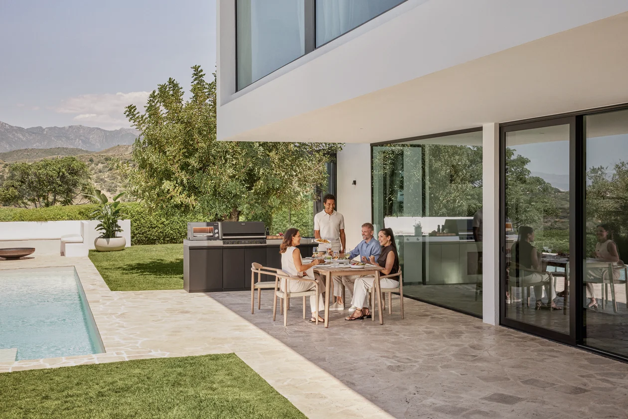 Outdoor-Küche mit Fokus auf individuelle Konfiguration, entwickelt mit Grill-Expertise von Otto Wilde Grillers.